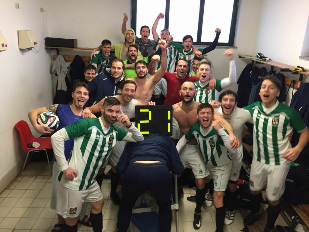 La festa negli spogliatoi dopo la vittoria con il Locate