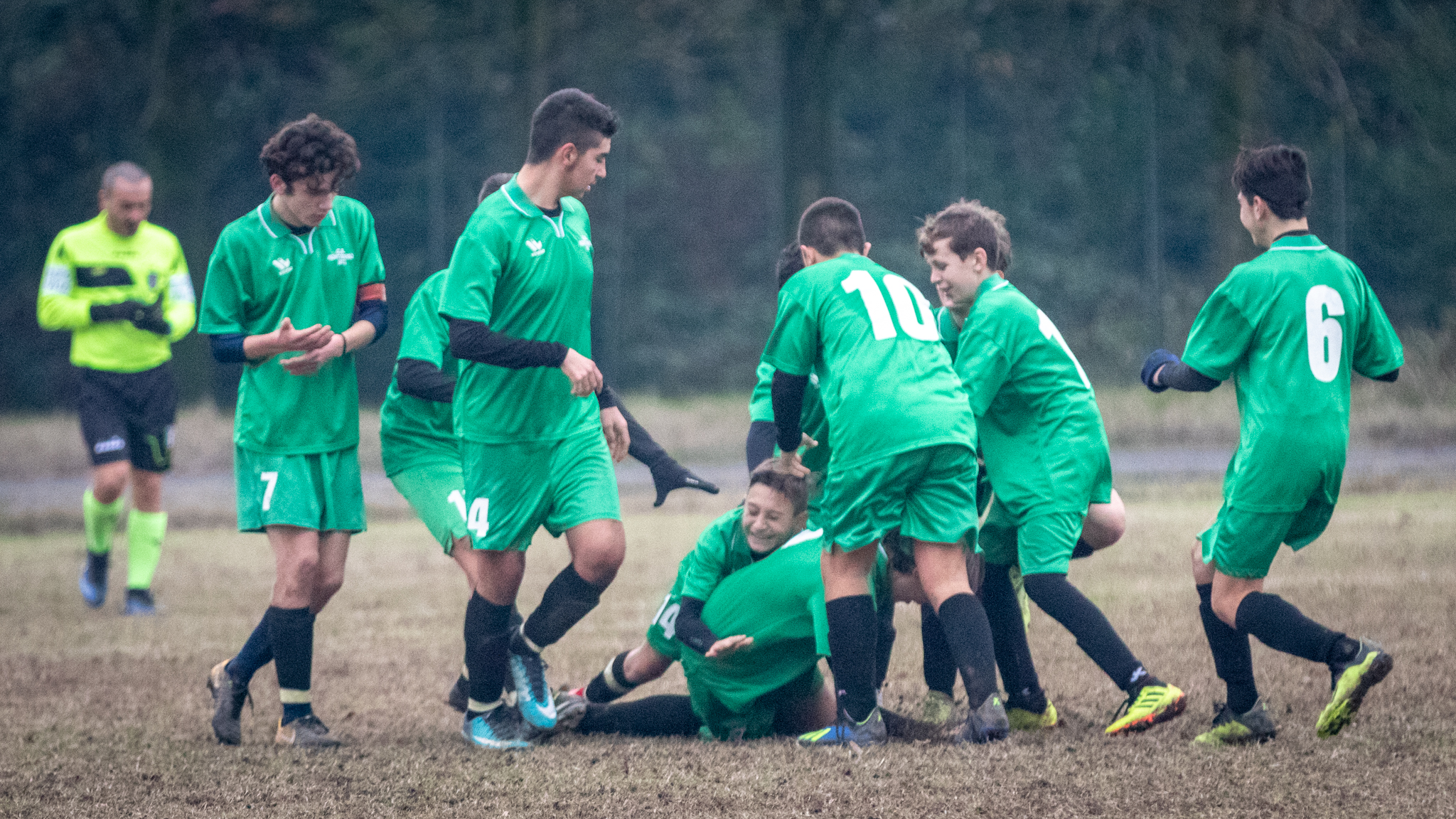 I Giovanissimi esultano dopo il pareggio