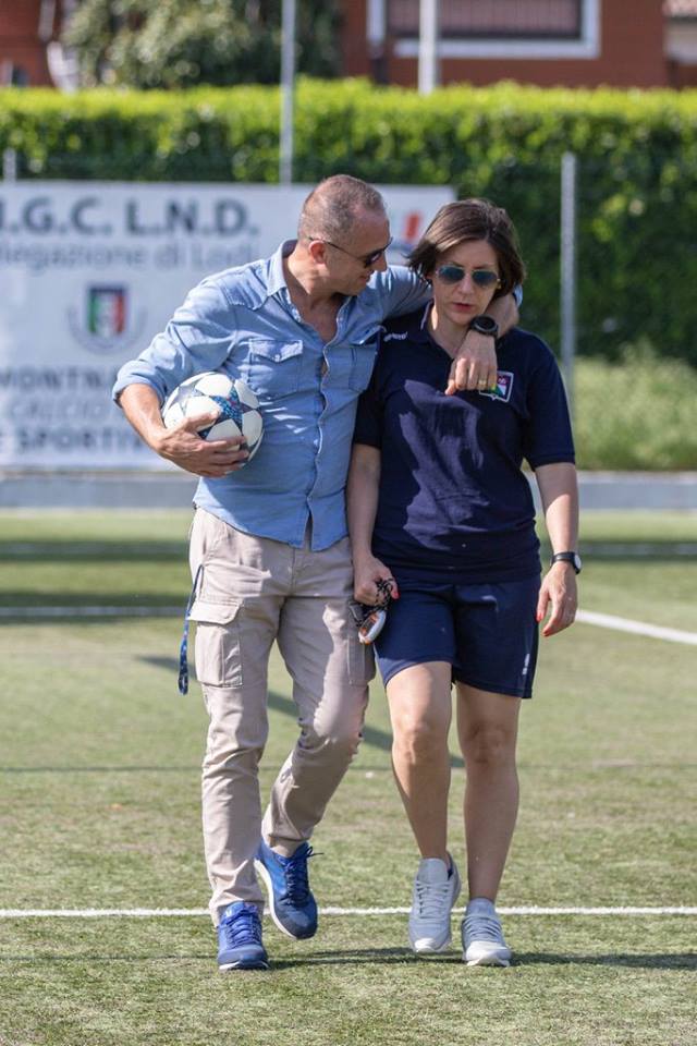 Diego Pazzi aka Pazinho infastidisce il preparatore atletico Nicoletta Ferri che prepara il pugno per colpirlo duramente al volto.