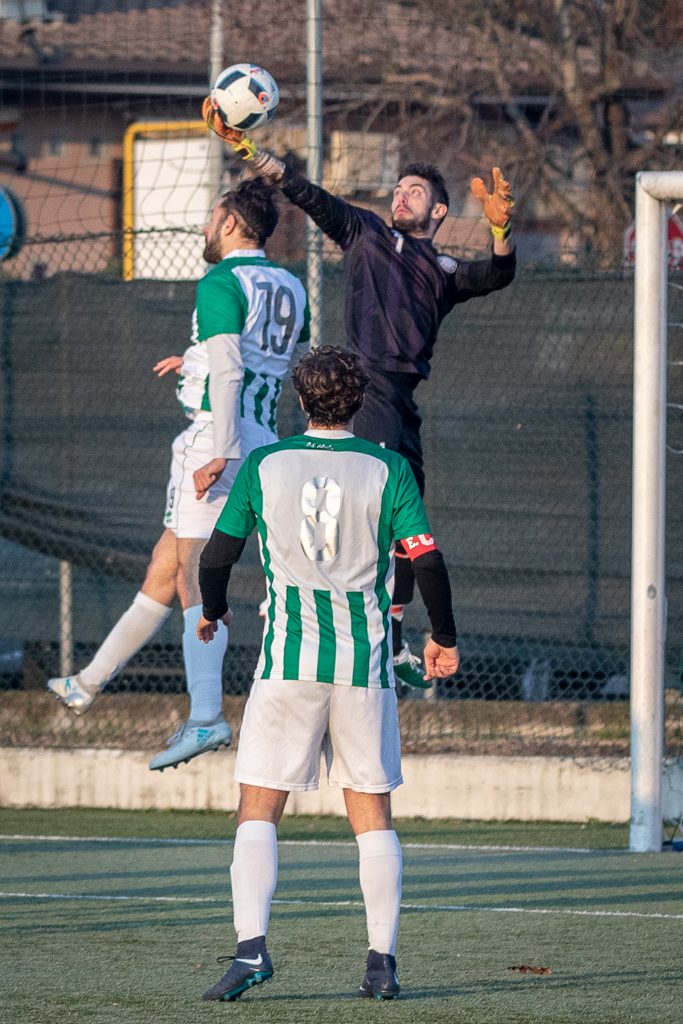 Valetti toglie il pallone dalla testa di Lagroia