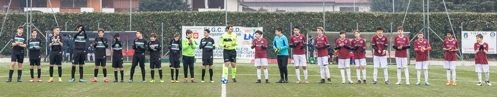 Le due squadre schierate prima dell'inizio della partita.