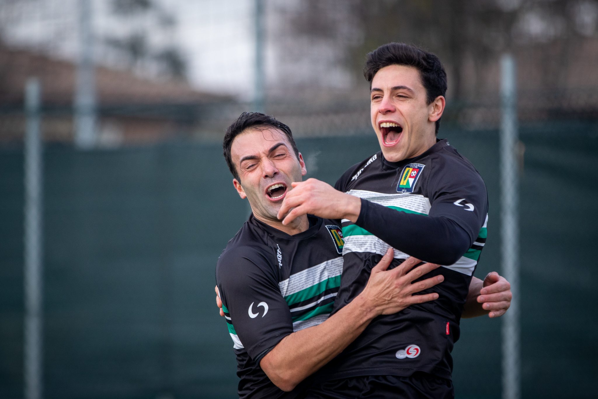 Zambelli festeggia con Quazzoli il gol del 3-0.