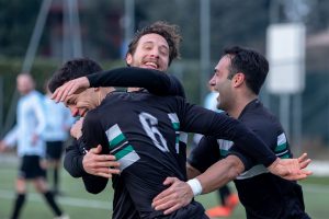 Carabelli e Quazzoli festeggiano il gol del 3-0 con Zambelli.