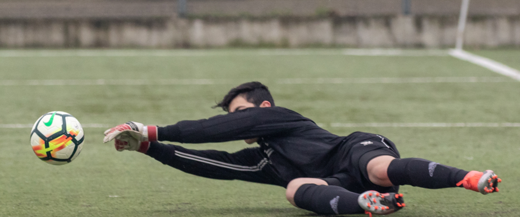 Bucci respinge e blocca il pallone in due tempi.