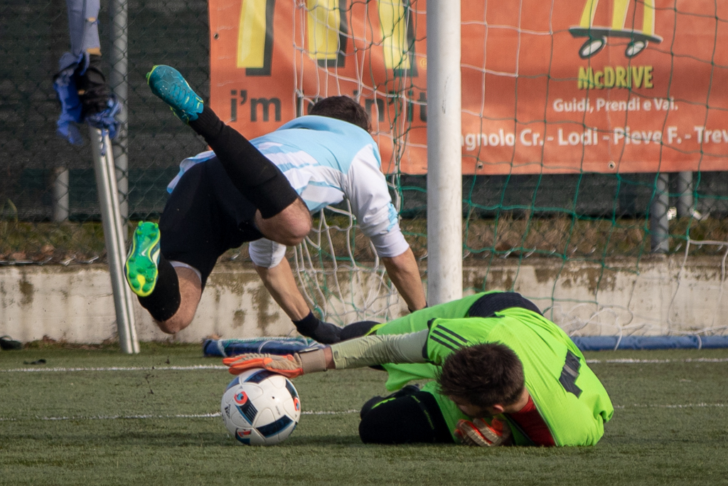 Calvi esce e impedisce a Spagnoli di calciare il pallone.