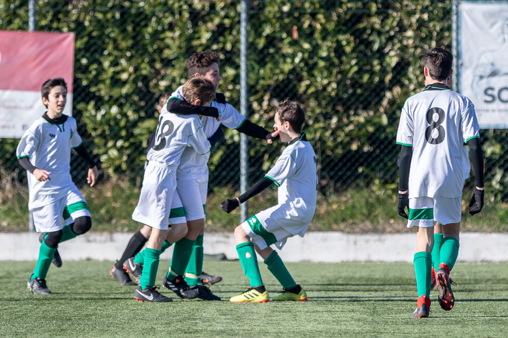 MiniDenti festeggia il gol dell'1-0 con i suoi compagni di squadra.