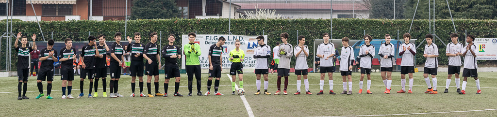 Le due squadre schierate prima dell'inizio della partita.