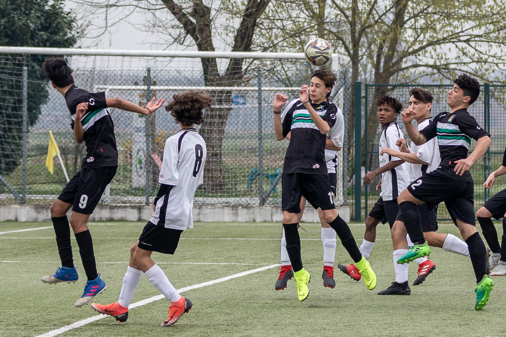 Subito avanti il Montanaso, che segna sugli sviluppi di un calcio d'angolo.