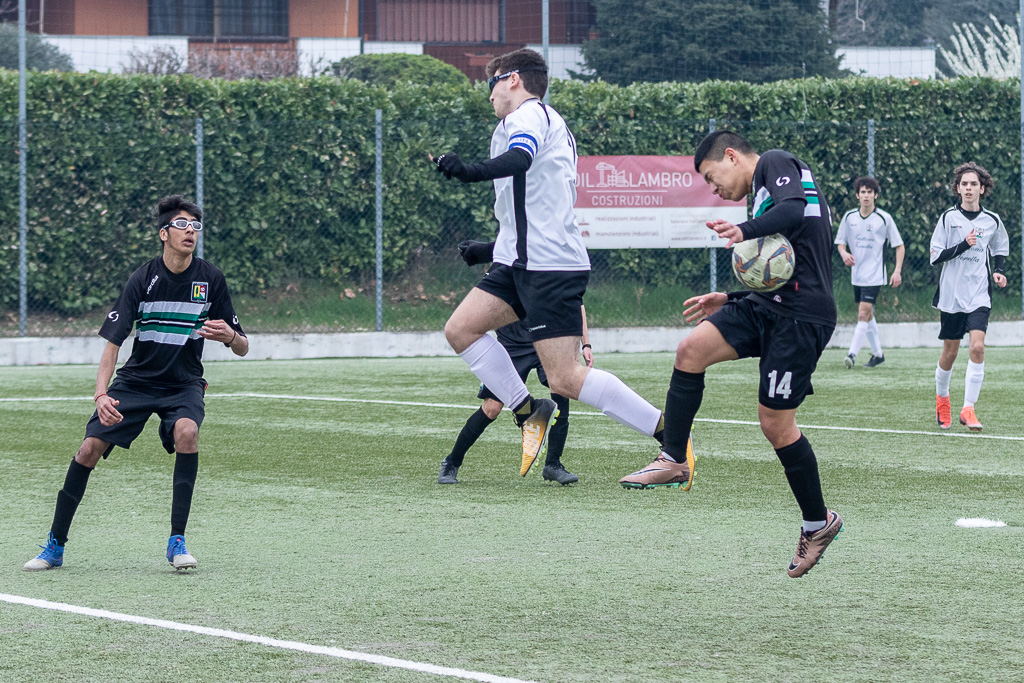 Troppo basso il pallone per Aguilar, che non colpisce.