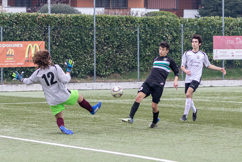 Ciceri scavalca il portiere e segna il gol del 4-0.