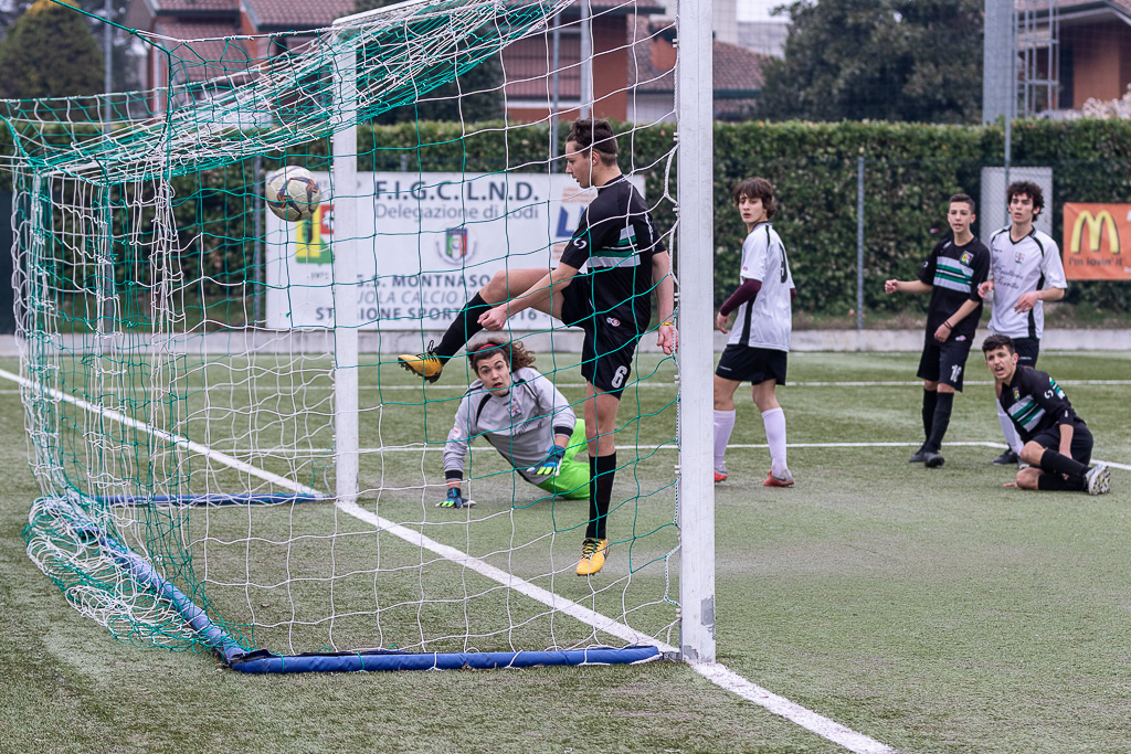 Mollo calcia il pallone da oltre la linea di porta, il gol è di Maiocchi.