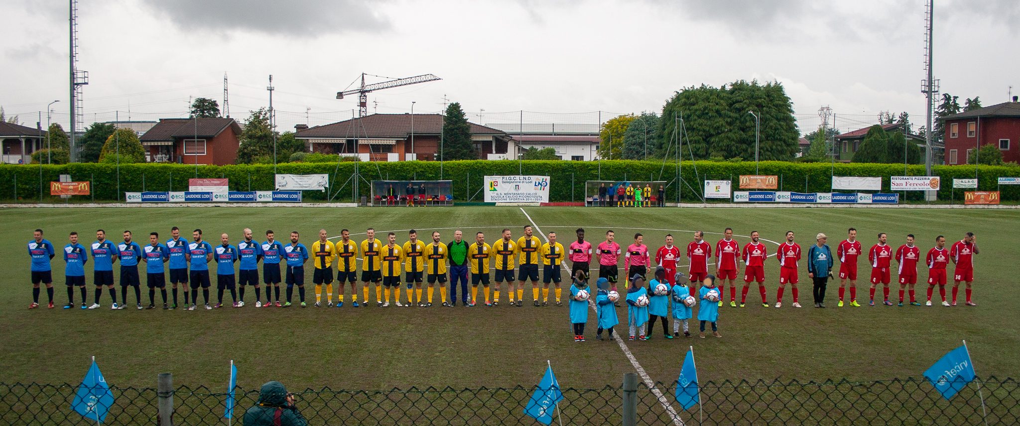 Le tre squadre schierate prima dell'inizio del torneo.