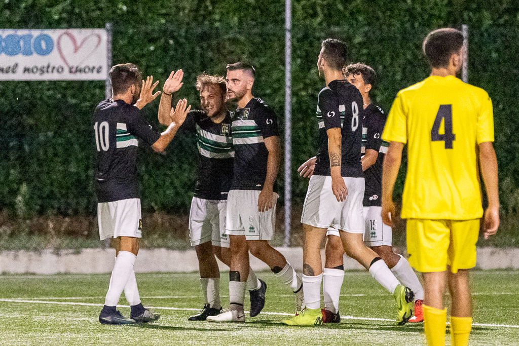 Il Goz festeggia il suo bel gol con i compagni