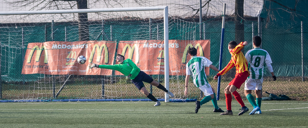 Mattia Corsaro firma il primo gol del Lodivecchio.
