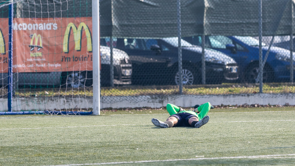 L'incolpevole Bortolato a terra dopo il terzo gol.