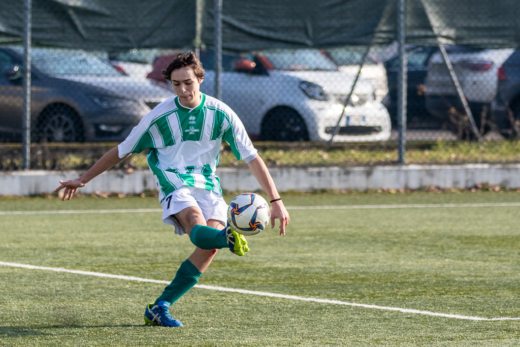 Vigorelli rilancia il pallone.
