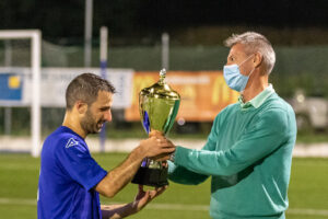 Il sindaco Luca Ferrari premia il capitano del Locate